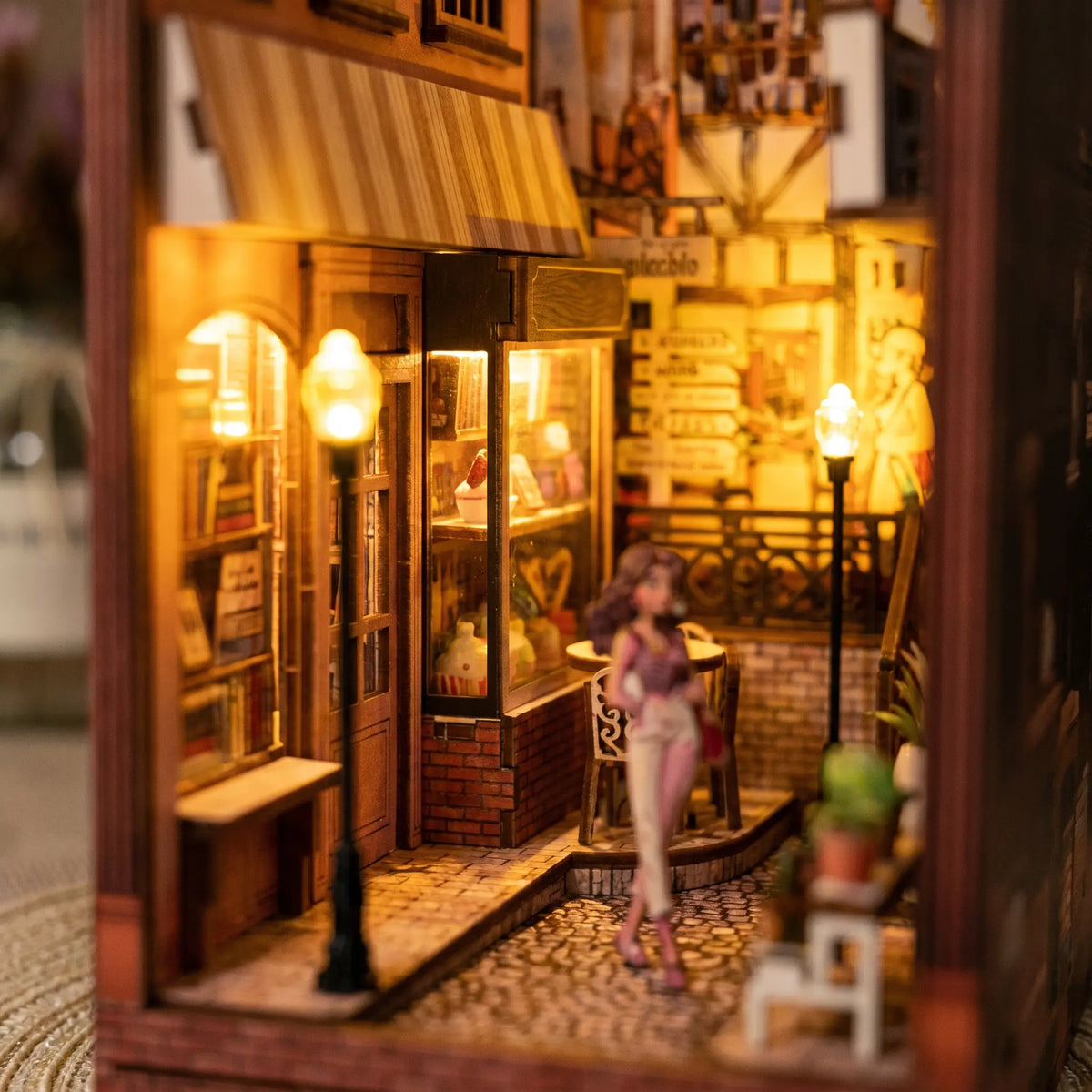 Book nook — La Ruelle au Couchant