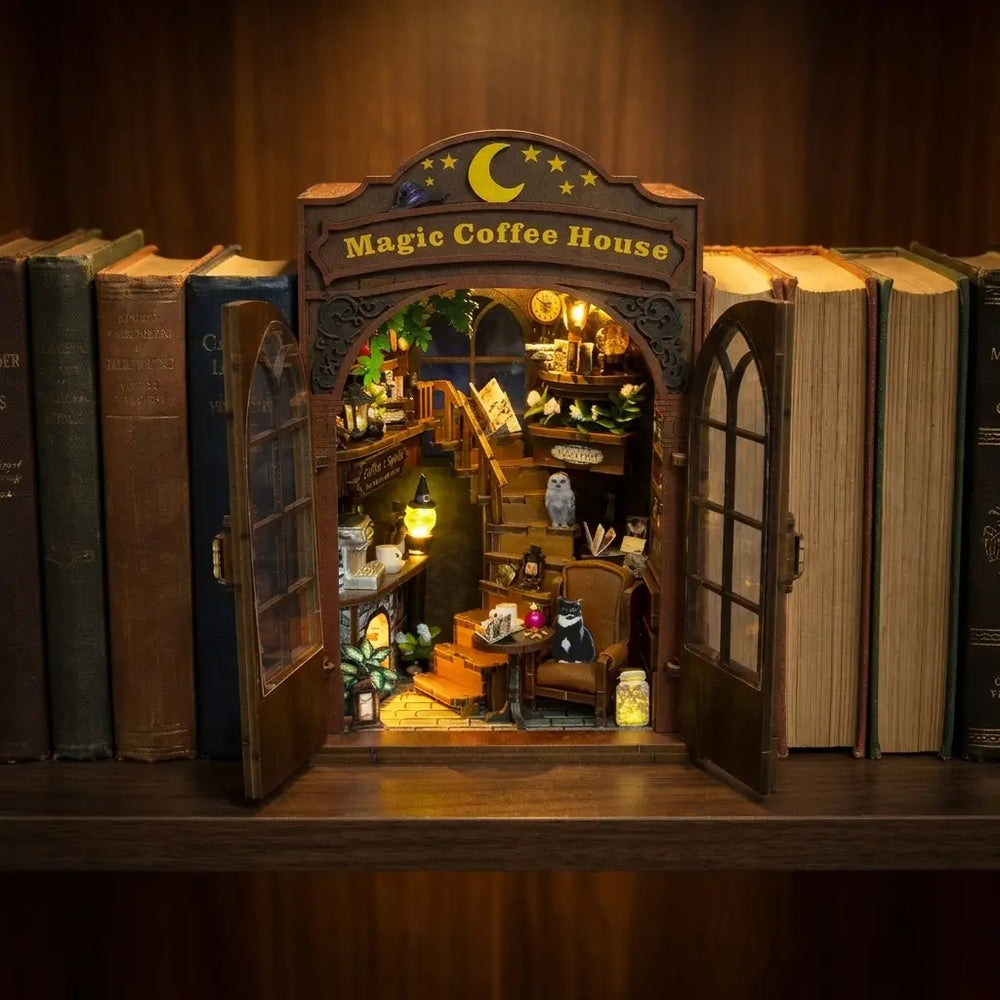 Book nook — Le Café au Clair de Lune